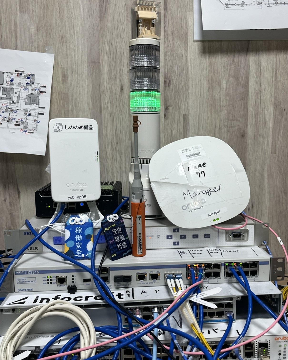 NOC のラック。NEC IX3315 やタイムサーバー、Aruba AP が積まれている